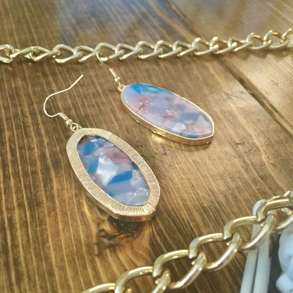 Marbled Pink Abalone Resin Shell Gold Earrings - Picture 3 of 7